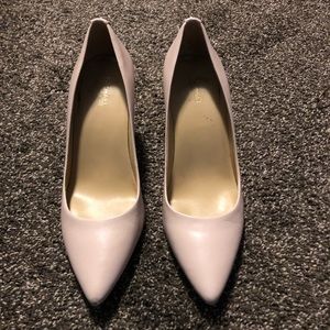 MK pointed toe heel